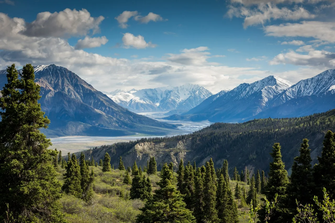 云层下的山脉，Unsplash 演示照片